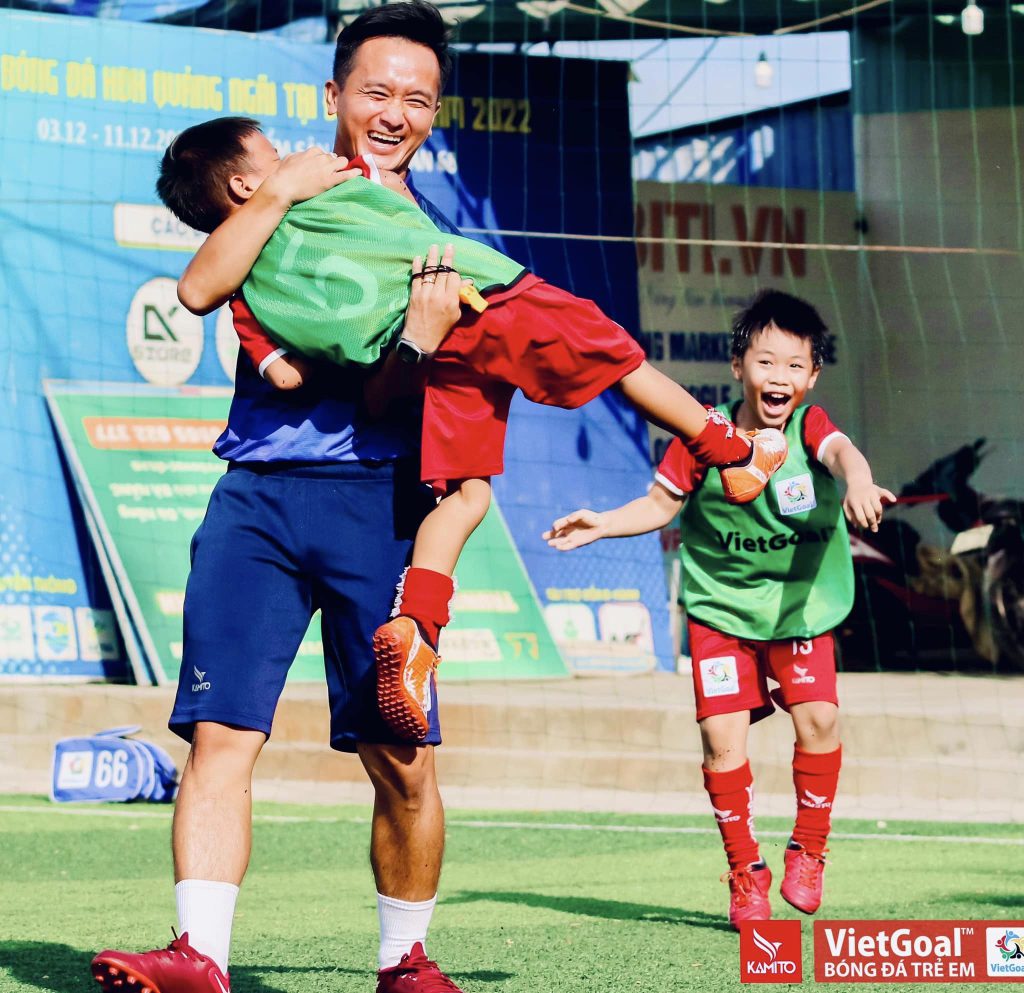 Thắng Nhỏ – Cựu tuyển thủ Quốc gia xin phép mẹ cho đi huấn luyện bóng đá