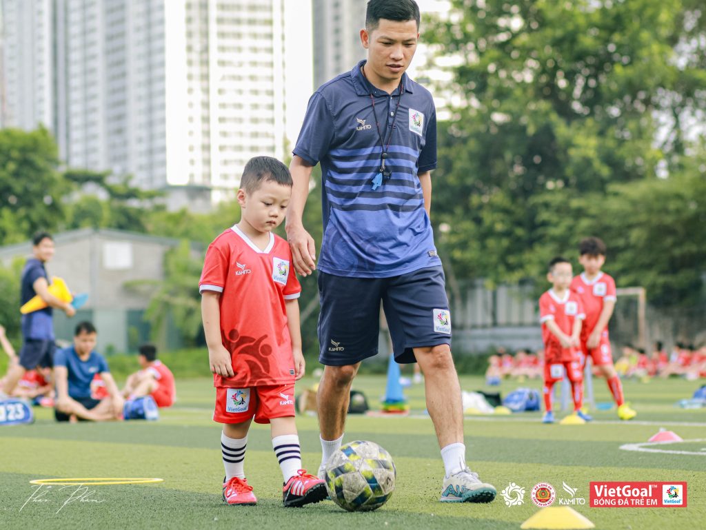 thủ nhí VietGoal làm quen với trái bóng ở buổi học đầu tiên