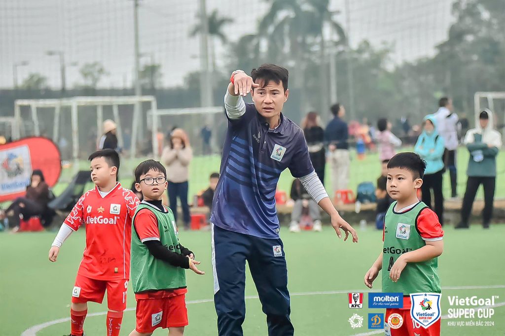 HLV Nguyễn Hữu Tuấn vào sân chỉ đạo