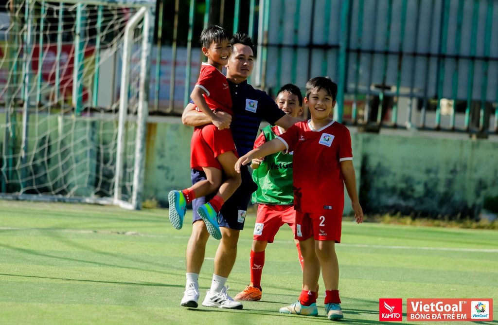 dạy đá bóng cho trẻ em