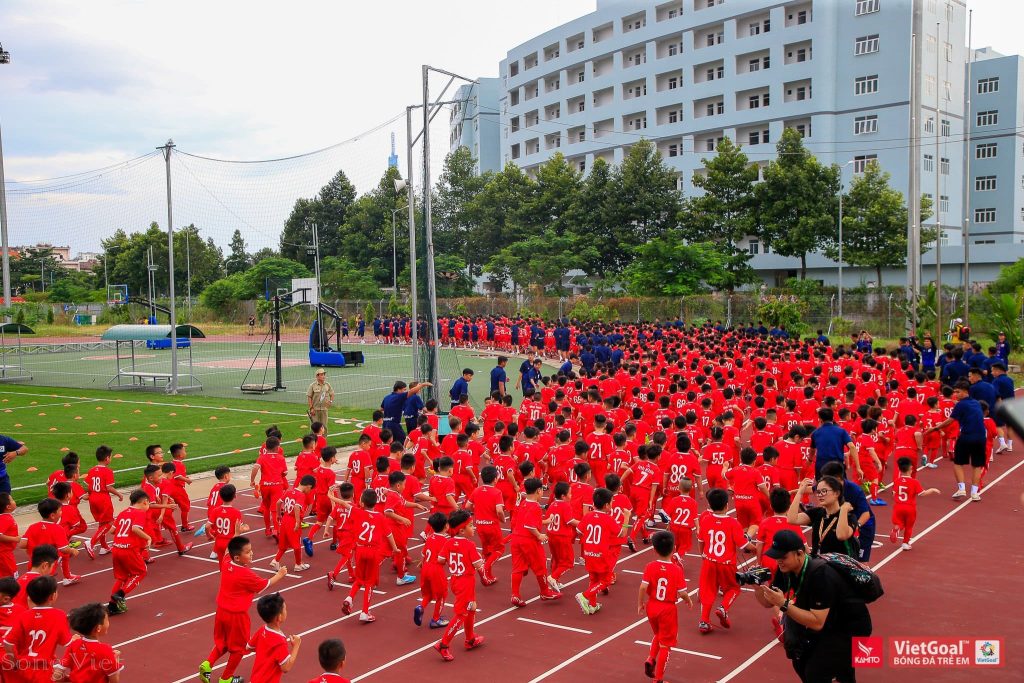 học bóng đá cho bé