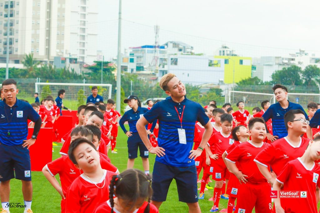 dạy đá bóng cho trẻ em