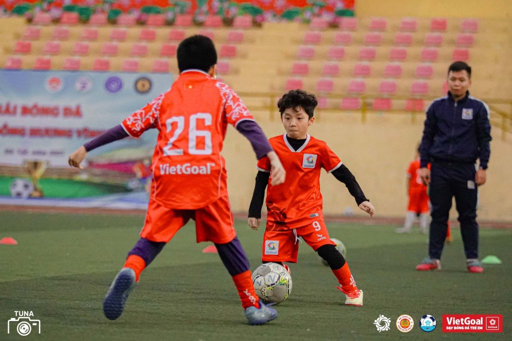 dạy bóng đá trẻ em