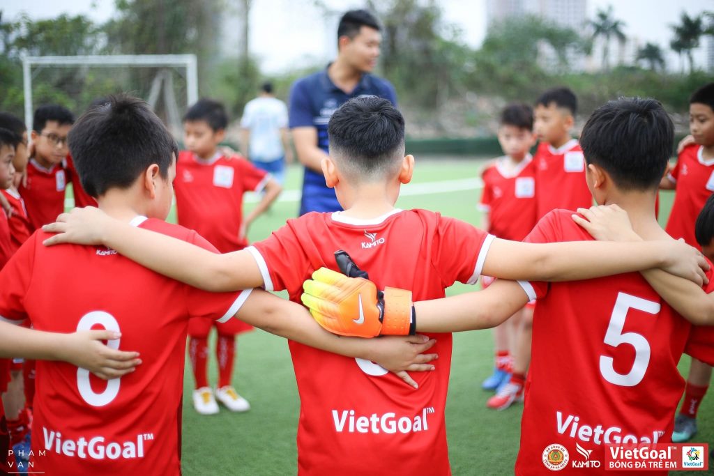 học đá banh cho bé