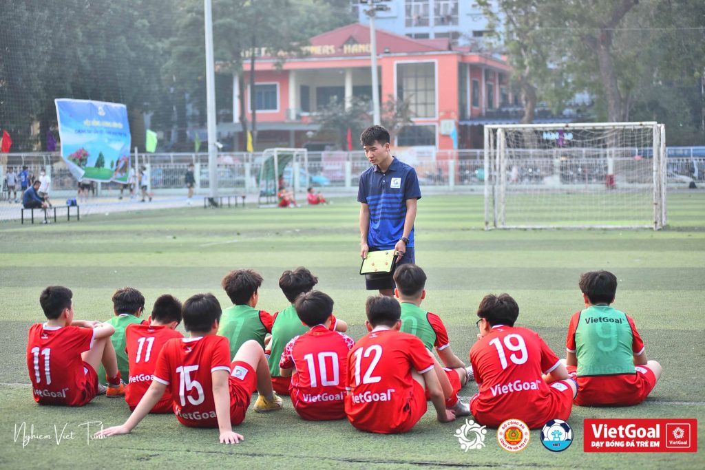 Bóng đá trẻ em – Chơi bóng là để chiến thắng, nhưng trước hết là để hiểu nhau
