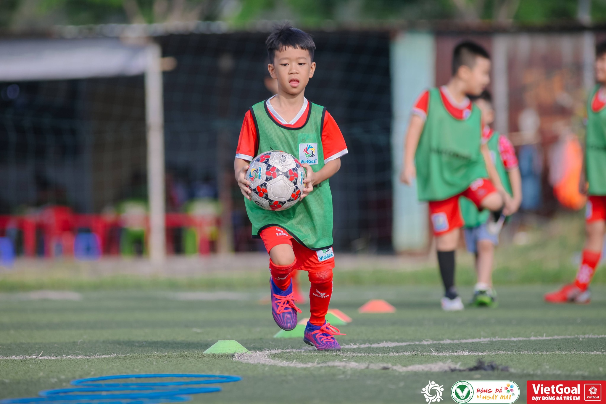 Dạy Bóng Đá Cho Trẻ 5 Tuổi: Khi Người Nhỏ Nhất Lại Là Điểm Tựa Lớn Nhất