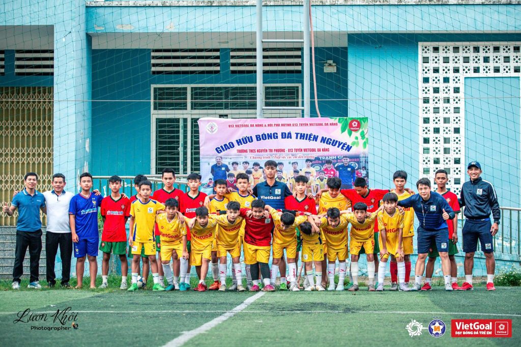 CẦU THỦ VIETGOAL GIAO HỮU VỚI BẠN NHỎ DÂN TỘC CƠ TU: CHƠI BÓNG – TẶNG QUÀ – KẾT NỐI TÌNH BẠN