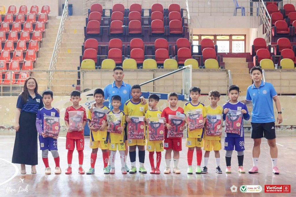 CẦU THỦ VIETGOAL KHOÁC ÁO CÔNG AN HÀ NỘI THI ĐẤU TRẬN KHAI MẠC GIẢI U9 TOÀN QUỐC 2025.