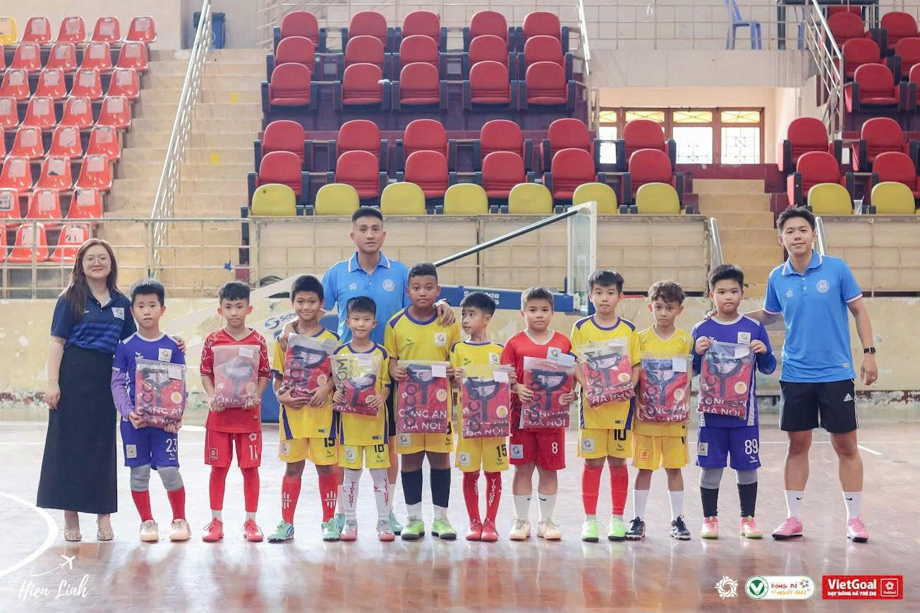 CẦU THỦ VIETGOAL KHOÁC ÁO CÔNG AN HÀ NỘI THI ĐẤU TRẬN KHAI MẠC GIẢI U9 TOÀN QUỐC 2025.
