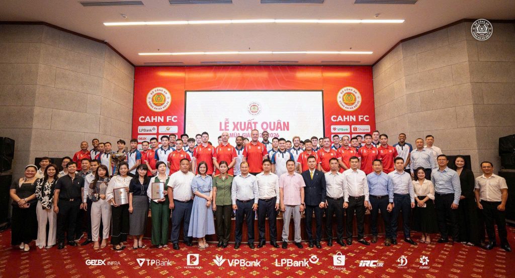 VIETGOAL TẶNG HOA CHÚC CLB CÔNG AN HÀ NỘI CHIẾN THẮNG TẠI LỄ XUẤT QUÂN MÙA GIẢI 2025/26.
