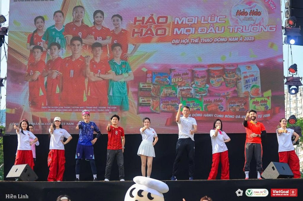 VIETGOAL CÙNG CÁC DANH THỦ QUỐC GIA & NGHỆ SỸ KHUẤY ĐỘNG KHÔNG KHÍ LỄ HỘI TRONG TRẬN ĐẤU BÁN KẾT CỦA ĐỘI TUYỂN VIỆT NAM TẠI SEAGAMES 33