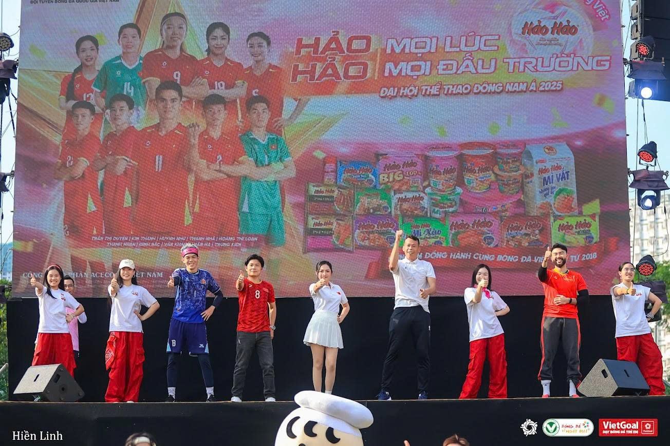 VIETGOAL CÙNG CÁC DANH THỦ QUỐC GIA & NGHỆ SỸ KHUẤY ĐỘNG KHÔNG KHÍ LỄ HỘI TRONG TRẬN ĐẤU BÁN KẾT CỦA ĐỘI TUYỂN VIỆT NAM TẠI SEAGAMES 33