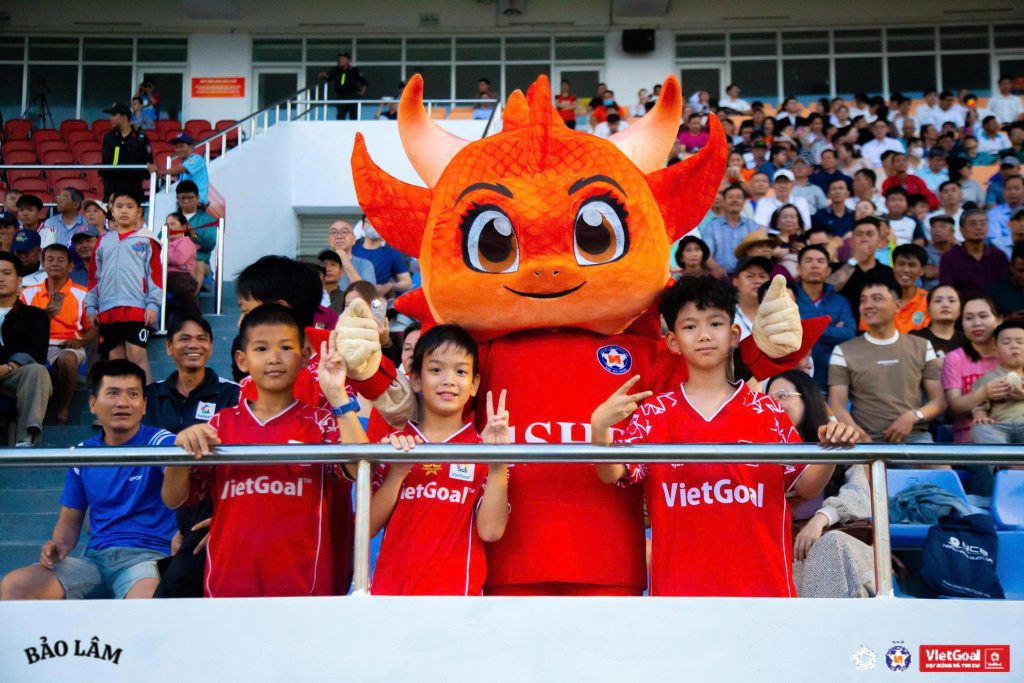 Một ngày cùng VietGoal làm “match mascot” tại Giải Vô địch Quốc gia Việt Nam
